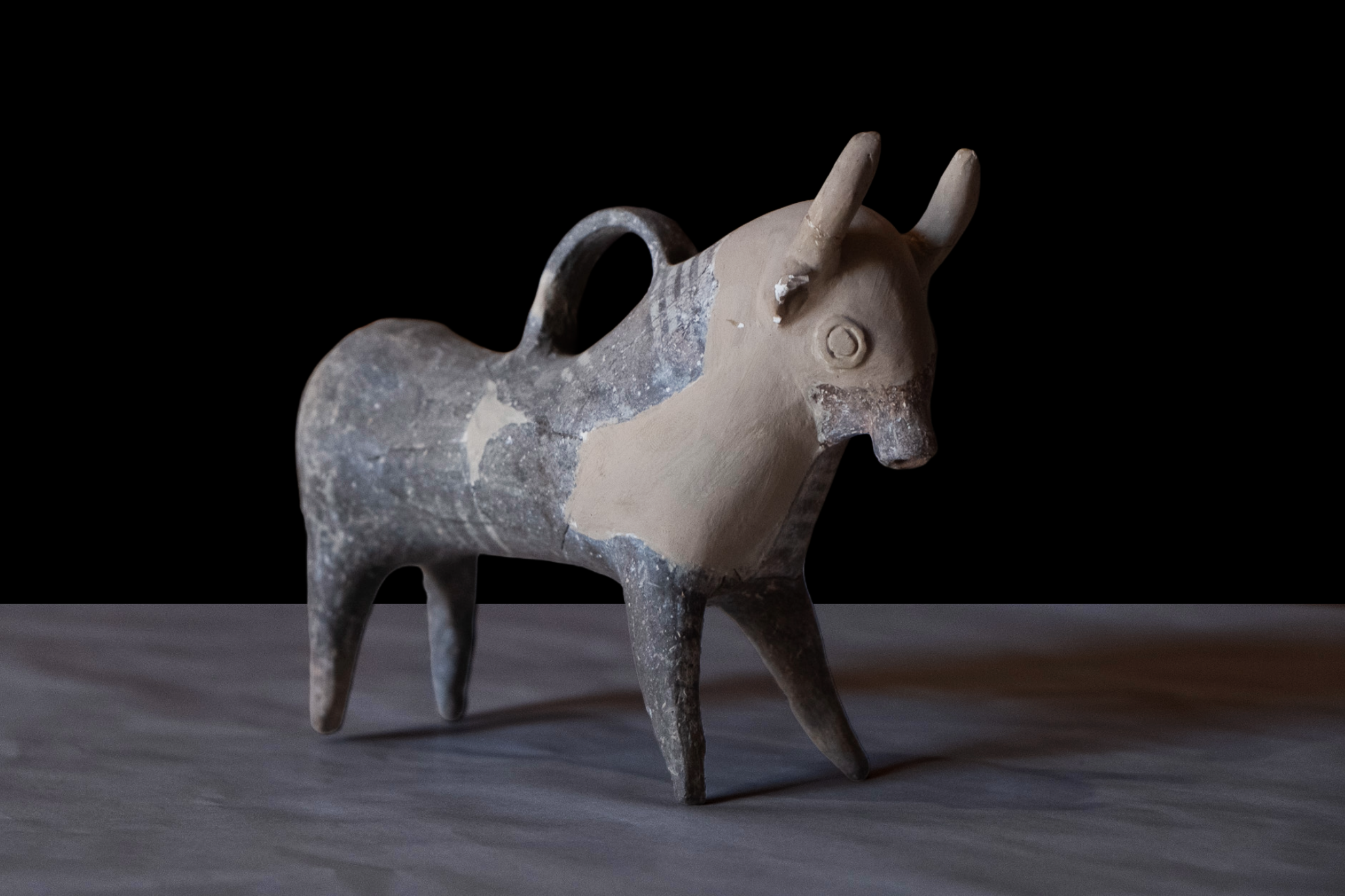 Bull-shaped vessel. Base Ring II ware